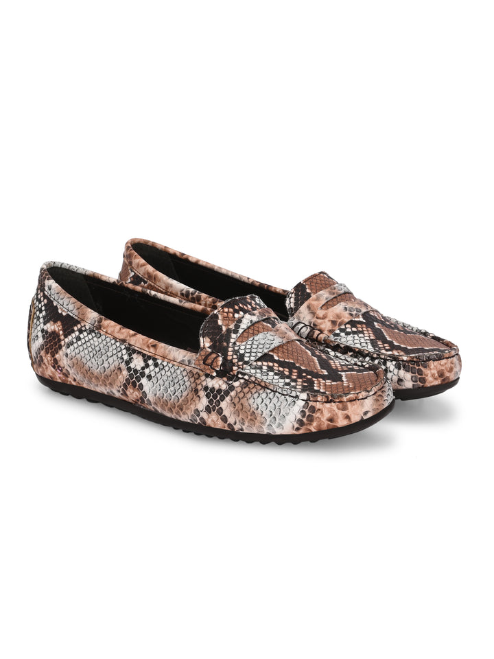 CARLO ROMANO BY WASAN MULTI COLOR VEGAN LEATHER SNAKE PRINT MOCCASIN FOR WOMEN